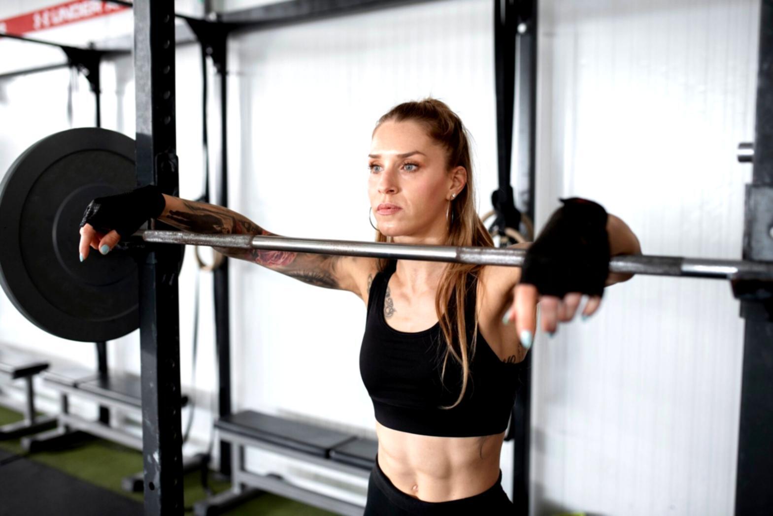 Atletas practicando movimientos funcionales