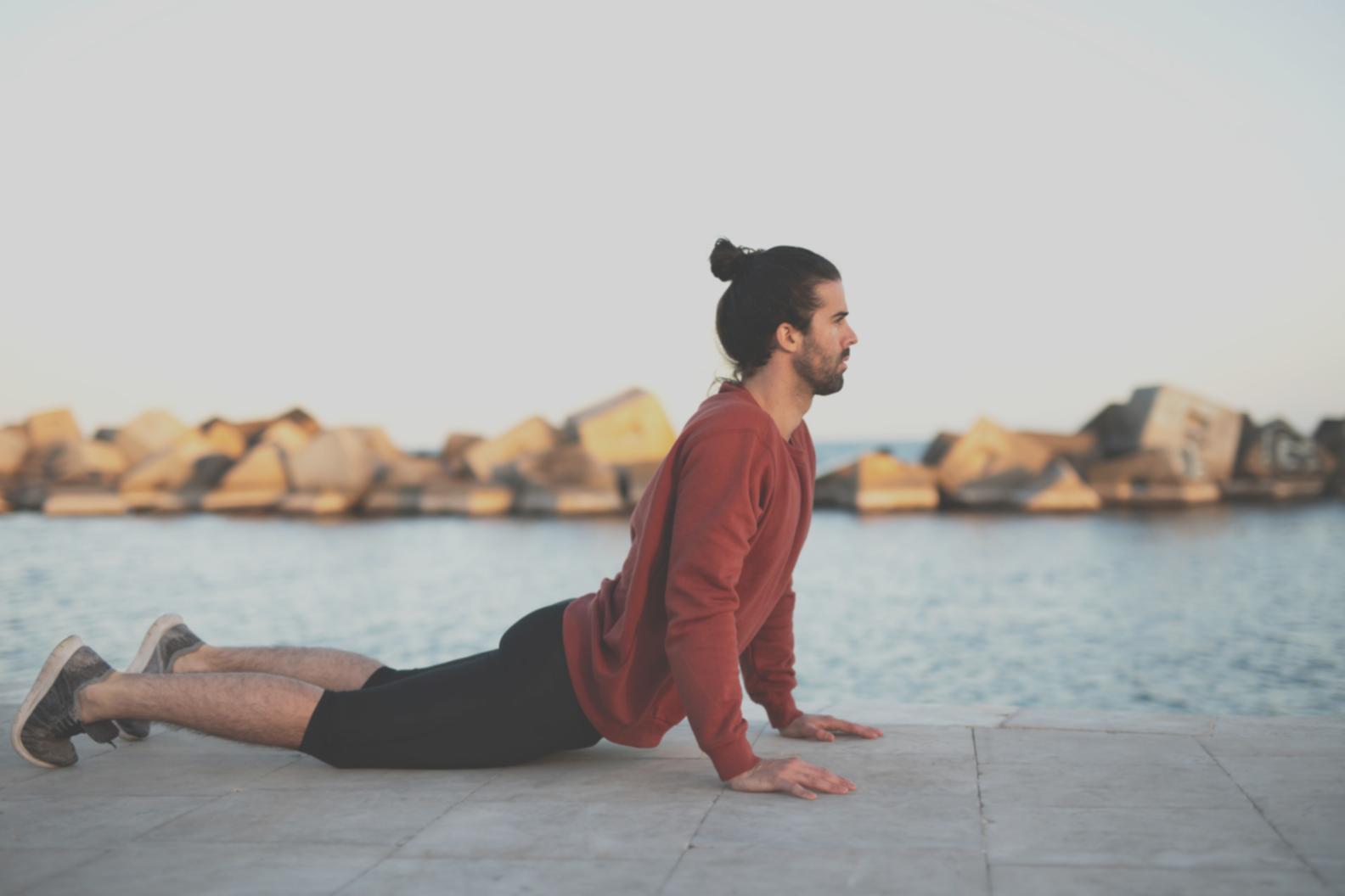 Entrenamiento intenso de CrossFit en grupo